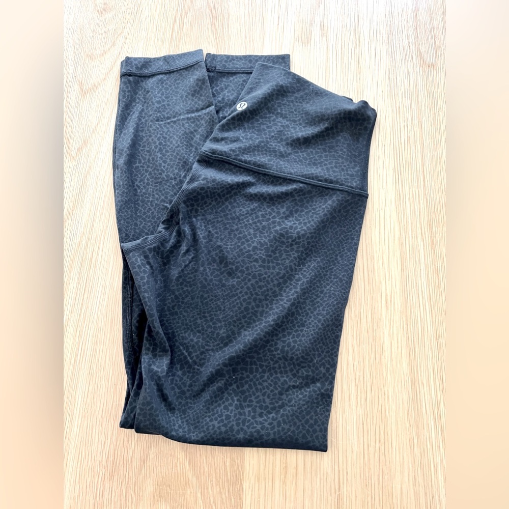 Lululemon Align legging 25” size 6 black patterned